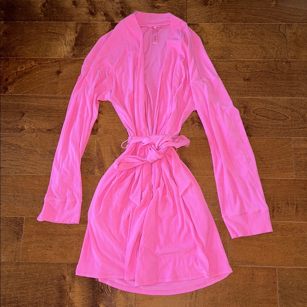 SKIMS SOFT LOUNGE ROBE LIMITED EDITION: BUBBLE GUM SMALL - Picture 3 of 4